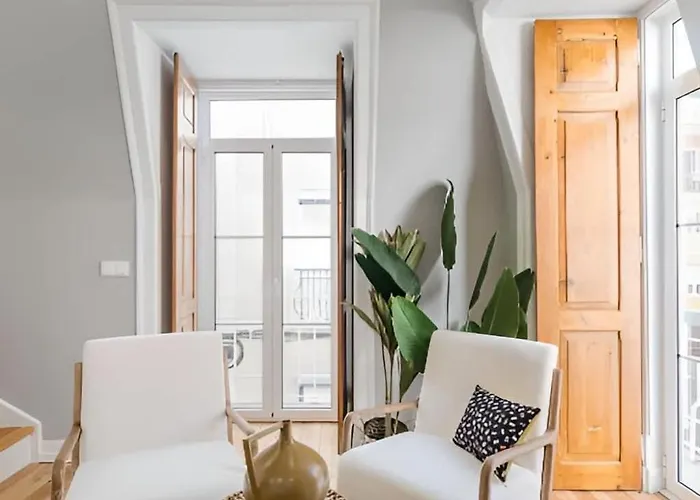 Апартаменты Cozy Retreat By The Center With Balcony Лиссабон