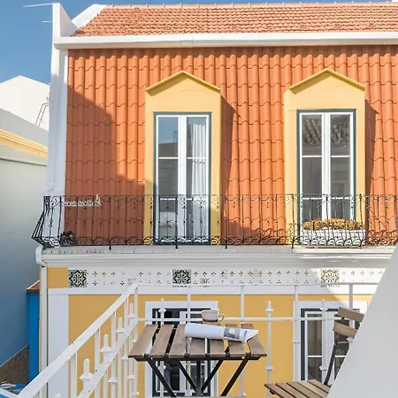 Apartment Cozy Retreat By The Center With Balcony